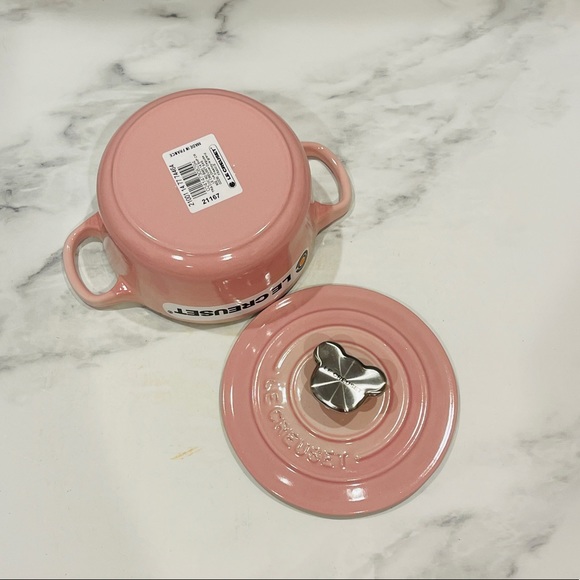Le Creuset Dutch Oven with Bear Knob - Shell Pink - Picture 7 of 7